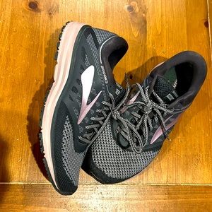 BROOKS REVEL running/walking shoes-excellent condition